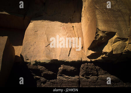 Freemont Petroglyph Felszeichnungen einer menschlichen Gottheit auf Canyon Panel auf der McConkie Ranch, trockenen Gabeln von Nine Mile Canyon in Utah Stockfoto