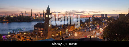 Sankt-Pauli-Landebrücken bei Dämmerung, Hamburg, Deutschland, Europa I Hamburg : Abendstimmung bei den St.-Pauli-Landungsbrücken Stockfoto