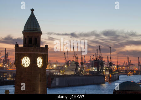 Sant-Pauli-Landungsbrücken in der Abenddämmerung, Hamburg, Deutschland, Europa I Hamburg: werden Bei Den St. Pauli Landungsbrücken Stockfoto