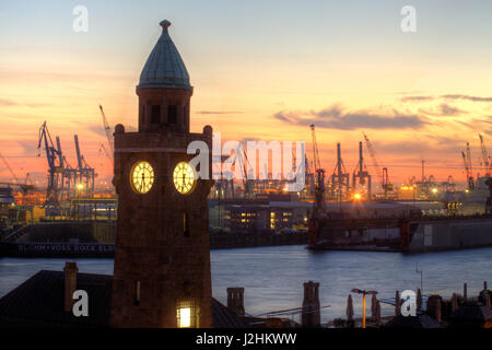 Sant-Pauli-Landungsbrücken in der Abenddämmerung, Hamburg, Deutschland, Europa I Hamburg: werden Bei Den St. Pauli Landungsbrücken Stockfoto