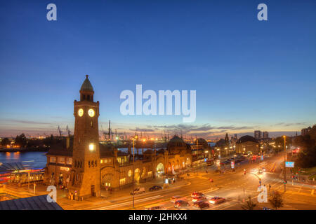 Sankt-Pauli-Landebrücken bei Dämmerung, Hamburg, Deutschland, Europa I Hamburg : Abendstimmung bei den St.-Pauli-Landungsbrücken Stockfoto