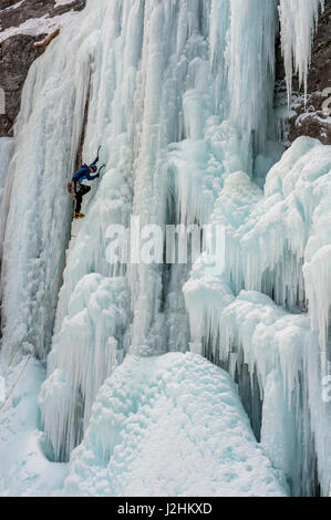Eis-Kletterer aufsteigenden Stewart fällt außerhalb Provo, Utah in der Nähe von Sundance Resort Stockfoto