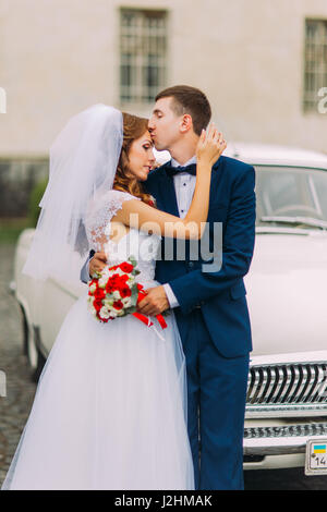 Happy married just paar halten einander im Hintergrund der Oldtimer Stockfoto