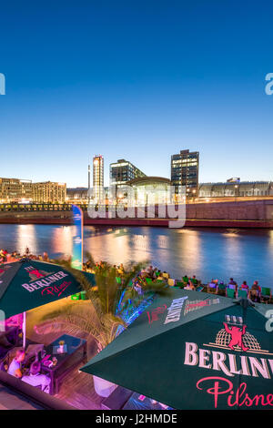 Beach Bar Capital Beach in der Abenddämmerung an der Spree gegenüber Hauptbahnhof, Berlin-Mitte, Berlin, Deutschland Stockfoto