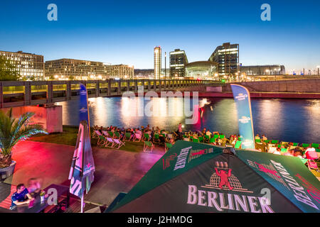 Beach Bar Capital Beach in der Abenddämmerung an der Spree gegenüber Hauptbahnhof, Berlin-Mitte, Berlin, Deutschland Stockfoto