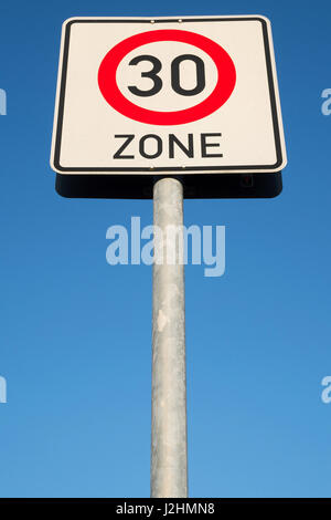 Deutsche Verkehrszeichen: Starten einer 30 km/h-Zone Stockfoto