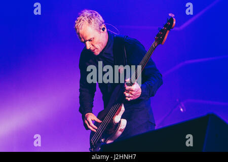 Englisch-amerikanischen experimentellem Rock-Supergroup mit Thom Yorke, floh, Nigel Godrich, Joey Waronker und Mauro Refosco in Atome für den Frieden leben Ippodromo del Galoppo. (Foto: Mairo Cinquetti/Pacific Press) Stockfoto