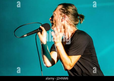 Englisch-amerikanischen experimentellem Rock-Supergroup mit Thom Yorke, floh, Nigel Godrich, Joey Waronker und Mauro Refosco in Atome für den Frieden leben Ippodromo del Galoppo. (Foto: Mairo Cinquetti/Pacific Press) Stockfoto