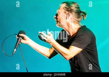 Englisch-amerikanischen experimentellem Rock-Supergroup mit Thom Yorke, floh, Nigel Godrich, Joey Waronker und Mauro Refosco in Atome für den Frieden leben Ippodromo del Galoppo. (Foto: Mairo Cinquetti/Pacific Press) Stockfoto