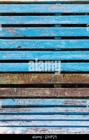Alte bemalte blau aus Holz Garten-Sitzplatz mit peeling Paint Textur Stockfoto