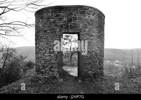 Eine einsame, aber schöne Baum am Rand einer Klippe in irgendwo zwischen Citadelle de Dinant und Givet in der Region der Wälder der Ardennen. Stockfoto