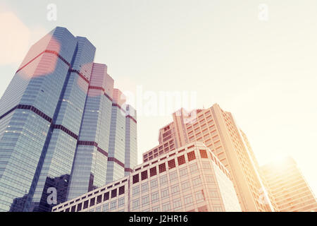 Hight Glasgebäude im Geschäftsviertel in Bangkok, Thailand.Vintage Farbton mit Flare gefiltert. Stockfoto