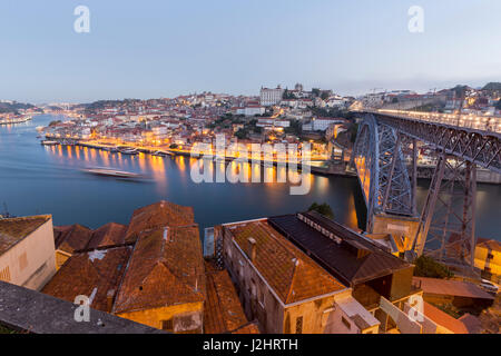 Blick über Porto mit Brücke, Ponte Dom Luís I, über den Fluss Douoro, Portugal, Europa Stockfoto