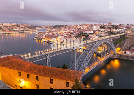 Blick über Porto mit Brücke, Ponte Dom Luís I, über den Fluss Douoro, Portugal, Europa Stockfoto
