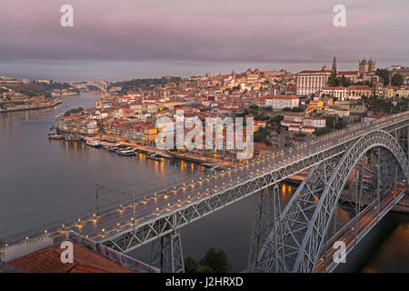 Blick über Porto mit Brücke, Ponte Dom Luís I, über den Fluss Douro, Porto, Portugal, Europa Stockfoto