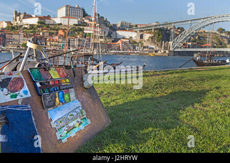 Maler vor Rabelo Boote, Portweinboote auf dem Rio Douro, Douro Fluss, Porto, Portugal, Deutschland Stockfoto