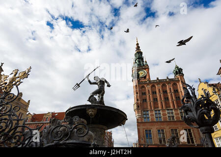 Danzig, Polen - 4. Oktober 2016: Neptun-Statue in der alten Stadt Danzig, in der Nähe alte Gebäude von Rathaus Stockfoto