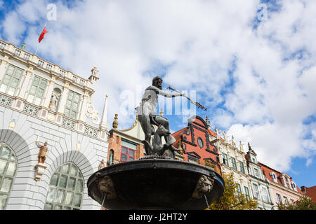 Danzig, Polen - 4. Oktober 2016: Neptun-Statue in der alten Stadt Danzig, in der Nähe alte Gebäude von Rathaus Stockfoto