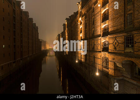 Historische Speicherstadt bei Nacht, Hafencity, Hamburg, Deutschland, Europa Stockfoto