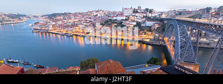 Blick über Porto mit Brücke, Ponte Dom Luís I, über den Fluss Douro, Porto, Portugal, Europa Stockfoto