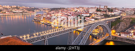 Blick über Porto mit Brücke, Ponte Dom Luís I, über den Fluss Douro, Porto, Portugal, Europa Stockfoto