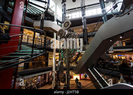 Danzig, Polen - 4. Oktober 2016: Gear Brunnen innen Madison Gallery Shopping Center Stockfoto