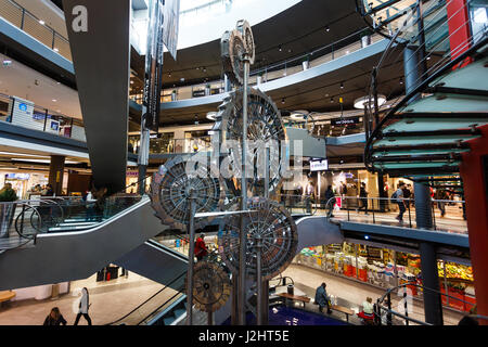 Danzig, Polen - 4. Oktober 2016: Gear Brunnen innen Madison Gallery Shopping Center Stockfoto