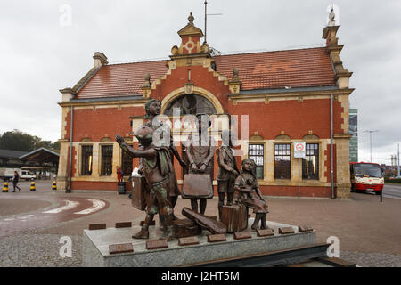 Danzig, Polen - 4. Oktober 2016: Kindertransport-Denkmal am Gdansk cantral Bahnhof, der Autor des Denkmals Frank Meisler Stockfoto