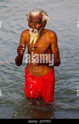 Indische Pilgrin beten am Tungabhadra Kanal, Hospet, Karnataka, Indien Stockfoto