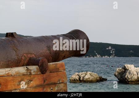 Rostige Kanone am Strand in Herceg Novi. Stockfoto