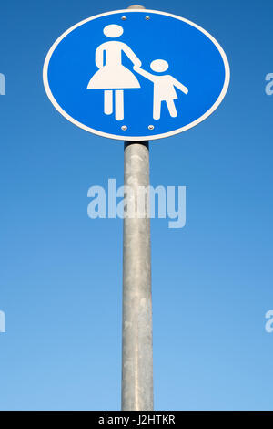 Deutsche Verkehrszeichen: Fußgängerweg Stockfoto