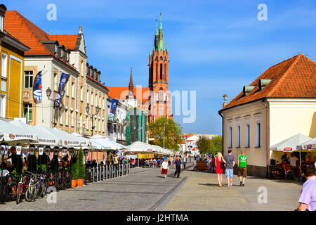 Bialystok, Polen - 29. April 2012: Touristen gehen in sonnigen Sommertag auf Fertiger Platz der Kosciusko Zentralmarkt. Auf Hintergrund Kathedrale Basilica o Stockfoto