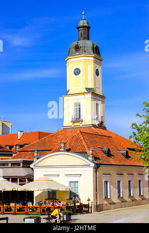 Bialystok, Polen - 29. April 2012: Rathausturm über rotes Ziegeldach am zentralen Platz von Kosciusko Markt in Bialystok, Polen. Museum von Podlasie Stockfoto