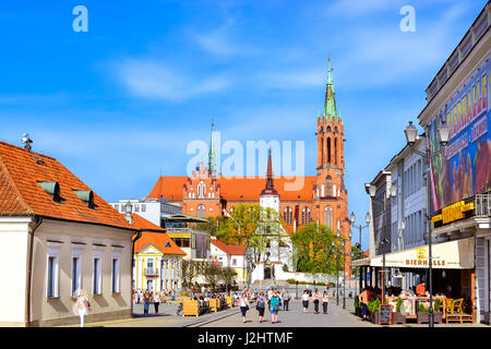 Bialystok, Polen - 29. April 2012: Touristen gehen in sonnigen Sommertag auf Fertiger Platz der Kosciusko Zentralmarkt. Auf Hintergrund Kathedrale Basilica o Stockfoto