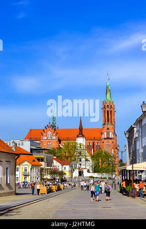 Bialystok, Polen - 29. April 2012: Touristen gehen in sonnigen Sommertag auf Fertiger Platz der Kosciusko Zentralmarkt. Auf Hintergrund Kathedrale Basilica o Stockfoto