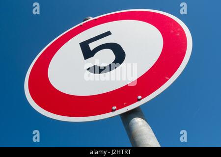 Deutsche Verkehrszeichen: Geschwindigkeit begrenzen 70 km/h Stockfoto