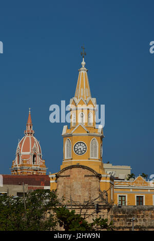 Historischen Glockenturm (Torre del Reloj) oberhalb der Hauptzugang in die historischen Mauern umgebene Stadt Cateragena de Indias in Kolumbien. Stockfoto