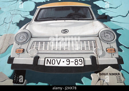 Graffiti, den Trabant darstellt, das beliebteste Auto in der DDR, im berühmten Abschnitt der Berliner Mauer (Berliner Mauer) namens "East Side Gallery" Stockfoto