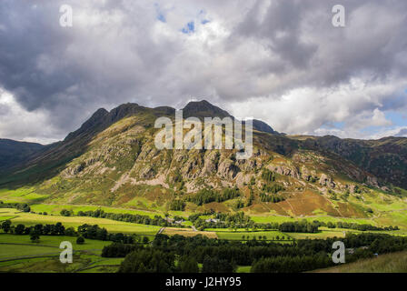 Hohen Raise fiel im Great Langdale Tal. Dungeon Ghyll Hotel am unteren Stockfoto