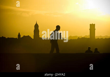 Captain Johhny Walker Statue auf Pierhead Liverpool mit Mohn. Erinnerung-Schlacht des Atlantiks Stockfoto