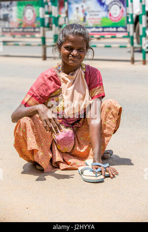 Anschauliches Bild. Pondicherry, Tamil Nadu, Indien - 25. Februar 2014. Jugendliche, junge Menschen auf der Straße, Essen, Einkaufen, verkaufen, spielen Stockfoto