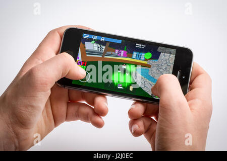 Teenager Roblox Spiel auf dem iPhone Stockfoto