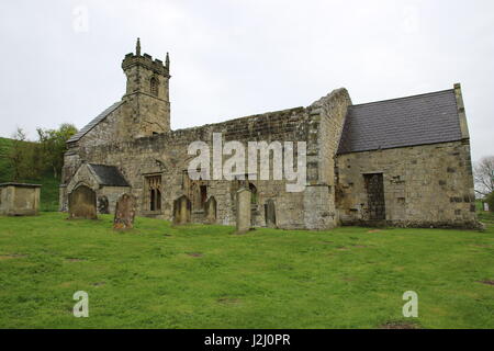 Die Ruinen der St.-Martins Kirche im mittelalterlichen Wüstung Wharram Percy auf die Yorkshire Wolds. Stockfoto