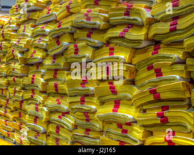 Papiergeld, Räucherstäbchen und rote Laterne im taiwanesischen Tempel Stockfoto