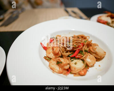 Spaghetti-Pad Ki-Mao oder gebratenes Chili Meeresfrüchte Spaghetti im Thai-Stil. Stockfoto