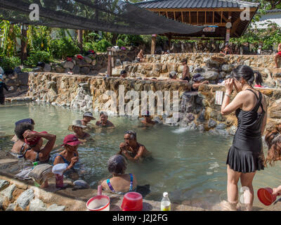 Beitou, Taiwan - 6. Oktober 2016: Öffentliche Schwimmbäder mit Wasser aus heißen Quellen Stockfoto