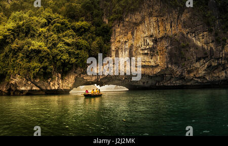 Das Vung Vieng Dorf Kalkstein Tor befindet sich in der Bai Tu Long Bay, in der Halong Bay. Stockfoto