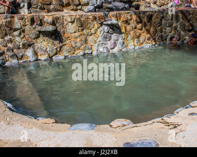 Beitou, Taiwan - 6. Oktober 2016: Öffentliche Schwimmbäder mit Wasser aus heißen Quellen Stockfoto