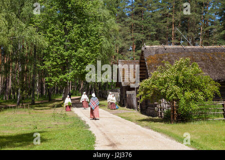 RIGA, Lettland - 12. Juni 2016: Frauengruppe Wandern in lettische Trachten in das Lettische Ethnographische Open-Air-Museum. Kulturelle Veranstaltung Stockfoto