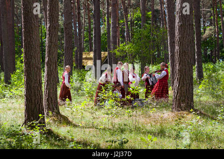 RIGA, Lettland - 12. Juni 2016: junge Musiker tun Reherasal im Pinienwald. Lettische Ethnographische Open-Air-Museum. Stockfoto